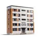 In fata blocului