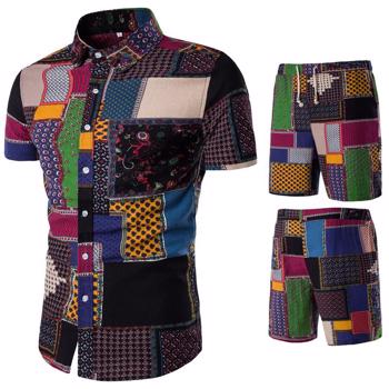 Compleu modern din doua piese pentru barbati, cu tricou cu maneca scurta ?i pantaloni scurti cu elastic in talie, cu imprimeu stil petice