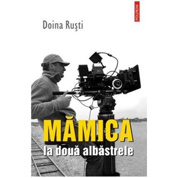 Mamică la două albăstrele