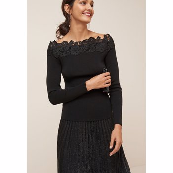 Bluza cu decolteu pe umeri si insertii de dantela