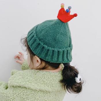 Caciula draguta pentru copii, din tricot, cu decoratiune coronita, model calduros ?i modern, pentru fete ?i baieti