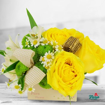 Aranjament floral cu trandafiri galbeni